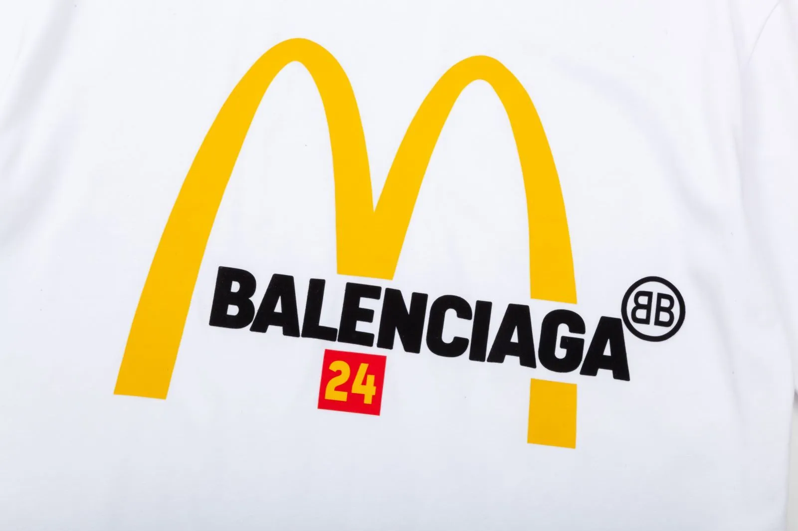 P80✨🔥 BALENCIAGA Paris co-branded Mc Donald's flocked letter printed short-sleeved T-shirt. Custom-woven and dyed 280g combed cotton heavyweight fabric. Zero color difference in threads. Perfect details. Different from the current version on the market. Welcome to compare. Same Style for men and women. Must-sell model in the picture above. Color: White Black Size: 1 2 3 4